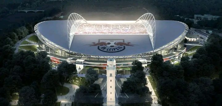RB Leipzigs Vision einer neuen Fußballära – Ein tiefgreifender Schritt in die Zukunft der Red Bull Arena RB Leipzig präsentiert ein ambitioniertes Großprojekt: Eine über 450 Millionen Dollar schwere Modernisierung der Red Bull Arena soll den Klub architektonisch und technologisch in eine neue Ära führen. Die Pläne umfassen eine erweiterte Kapazität, hochmoderne VIP- und Hospitality-Bereiche sowie innovative digitale Systeme, die das gesamte Stadionerlebnis verbessern sollen. Ziel ist es, ein europaweit führendes, zukunftsorientiertes Fußballzentrum zu schaffen, das Fans, Spielern und Partnern eine völlig neue Qualität bietet.