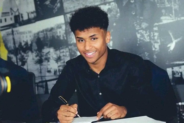 🔥💛 ER BLEIBT ZUHAUSE! 💛🔥 KARIM ADEYEMI HAT SOEBEN EINEN NEUEN VERTRAG BEI BORUSSIA DORTMUND UNTERSCHRIEBEN! 😱⚡ Keine Transfergerüchte, kein Drama — nur REINE TREUE zur SCHWARZ-GELBEN FAMILIE 🖤💛