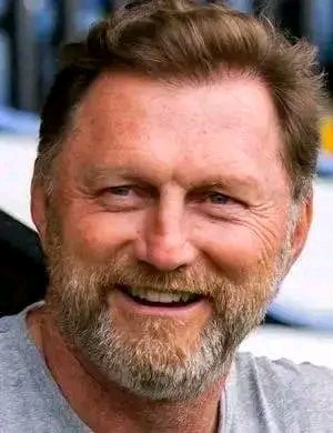 💔🔥 RB Leipzig steht vereint! Emotionale Nacht für Ralph Hasenhüttl Tausende Fans versammelten sich rund um die Red Bull Arena und setzten ein kraftvolles Zeichen der Unterstützung für den Trainer, der den Klub einst zu neuen Höhen führte. Kerzen erleuchteten die Dunkelheit, Stimmen hallten voller Hoffnung durch die Nacht. ❤️✨ Mit Botschaften wie „Ralph, du bist einer von uns“ zeigten die Anhänger, dass ihre Verbundenheit über Ergebnisse hinausgeht. Ein unvergesslicher Moment, der Herz und Zusammenhalt eindrucksvoll sichtbar machte.