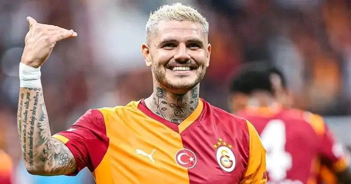 RSC Anderlecht heeft de voetbalwereld opgeschud met berichten die de club linken aan veteraan-spits Mauro Icardi. Meer dan doelpunten draait deze mogelijke transfer om leiderschap, mentaliteit en ervaring. Icardi’s aanwezigheid kan jonge talenten begeleiden, de standaarden in de kleedkamer verhogen en Anderlechts winnende identiteit herstellen. Fans gonzen van opwinding, want ambitie en ervaring komen samen en luiden een gedurfd nieuw hoofdstuk in voor de Belgische topclub.