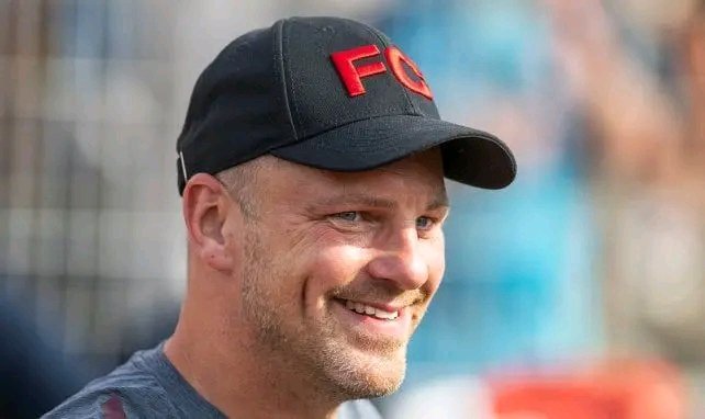 Der 1. FC Köln plant offenbar einen aktiven Winter auf dem Transfermarkt. Aufgrund zahlreicher Verletzungen in der Innenverteidigung prüfen die Verantwortlichen Verstärkungen, darunter auch eine mögliche Rückkehr von Sebastiaan Bornauw per Leihe. Zusätzlich stehen weitere Kandidaten wie Calvin Brackelmann im Fokus. Doch nicht nur im Abwehrzentrum besteht Bedarf: Auch die Außenbahnen sollen personell aufgestockt werden, insbesondere die rechte Seite. Insgesamt könnten im Winter bis zu drei Neuzugänge an den Rhein kommen.