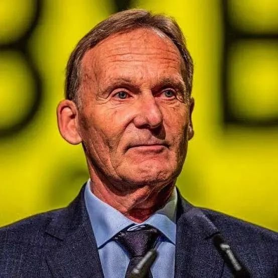 💥💛 BVB-BOMBE! 💛💥 Hans-Joachim Watzke ist zurück – und bringt sofort frischen Wind in Dortmund! Die Legende kehrt an die Klubspitze zurück, voller Ambition, Erfahrung und unerschütterlichem Borussia-Herz. Fans explodieren vor Freude, die Mannschaft sprüht vor Energie, und die ganze Stadt spürt: Eine neue Ära hat begonnen! Watzke will den BVB nicht nur stabilisieren, sondern wieder an die Spitze führen – national und international. Transfers, klare Ziele, Rückkehr zu alter Dominanz – Dortmund steht vor einer epochalen Wende, die die Bundesliga erschüttern könnte. Ein Comeback, das Geschichte schreibt! ⚡🔥