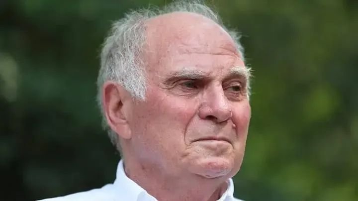 Respekt und unerschütterlicher Loyalität zu einem Mann, der den FC Bayern geprägt hat wie kaum ein anderer: Uli Hoeneß.