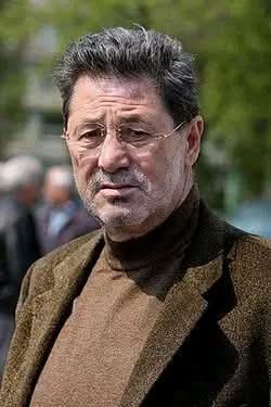 Familia dinamovistă și fanii din toată România sunt alături de Cornel Dinu în acest moment greu. Mesaje, bannere și cuvinte de încurajare se revarsă din toate colțurile fotbalului românesc..