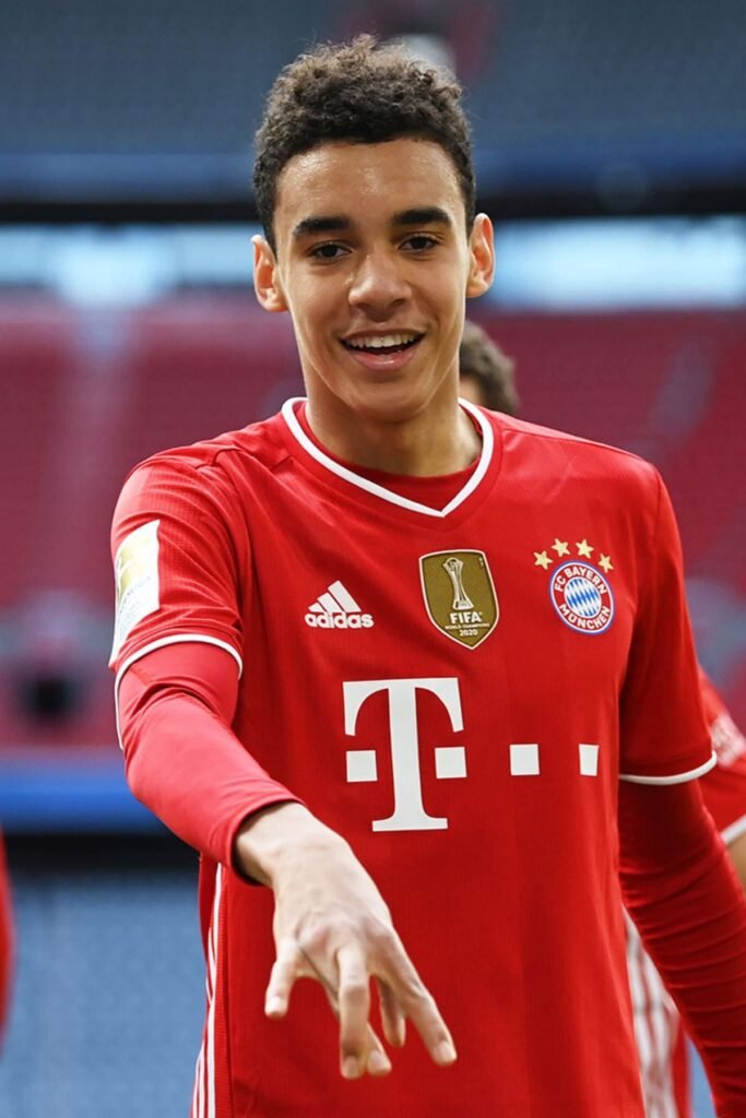 FIKTIONALER BERICHTTREUE-SENSATION BEIM FC BAYERN! JAMAL MUSIALA SCHOCKT EUROPAS TOPKLUBS – SAGT MEGA-MILLIONEN-ANGEBOTE AB, UM IN MÜNCHEN ZU BLEIBEN!