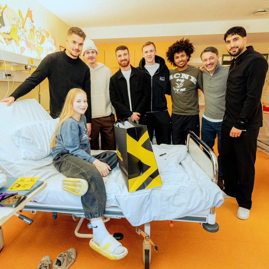 Momente voller Hoffnung und strahlender Kinderaugen: BVB-Profis schenken jungen Patientinnen und Patienten mit ihrem herzlichen Besuch in der Dortmunder Kinderklinik unvergessliche Augenblicke