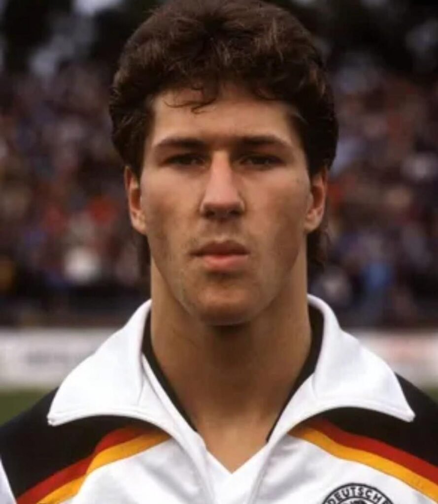 MEGA-SCHOCK IN RIO! Als Deutschland-Coach Fronzeck ausgewechselt und Franco Foda offiziell angesagt wird, bricht das gesamte Stadion plötzlich in schallendes Gelächter aus! Niemand versteht zuerst, was passiert – bis die brasilianischen Fans laut grölen: „Foda! Foda! Foda!“ Denn „Franco Foda“ klingt in Brasilien wie ein extrem anzüglicher Ausdruck für „sexuelle Handlung ohne Bezahlung“. Ein unfassbarer Peinlich-Moment, der das Match komplett überstrahlt und weltweit für Kopfschütteln, Meme-Chaos und absolute Fassungslosigkeit sorgt!