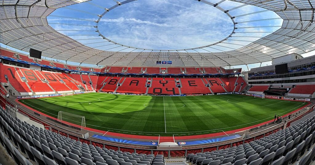 Bayer 04 Leverkusen richtet den Blick entschlossen nach vorn. Ab Anfang 2026 plant der Klub eine groß angelegte Modernisierung der BayArena