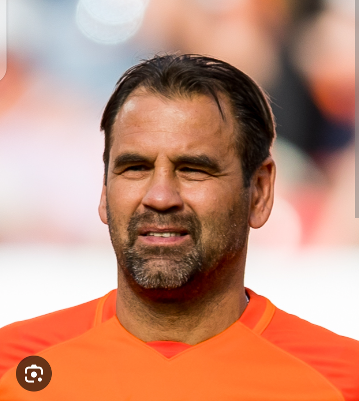 LEVERKUSEN-SHOCK-BOMBSHELL! LEGEND ULF KIRSTEN IM MITTELPUNKT! Die Fußballwelt hält den Atem an! Bayer Leverkusen erlebt einen emotionalen Erdrutsch, denn Vereinsikone Ulf Kirsten steht plötzlich im grellen Rampenlicht. Ein Held, ein Kämpfer, ein Mann, der mit Toren Geschichte schrieb – und jetzt geht ein Beben durchs gesamte Werkself-Lager! Fans zittern, Gerüchte explodieren, und die große Frage lautet: Was passiert wirklich mit der Leverkusen-Legende? Alles steht Kopf – und die Wahrheit könnte alles ändern!