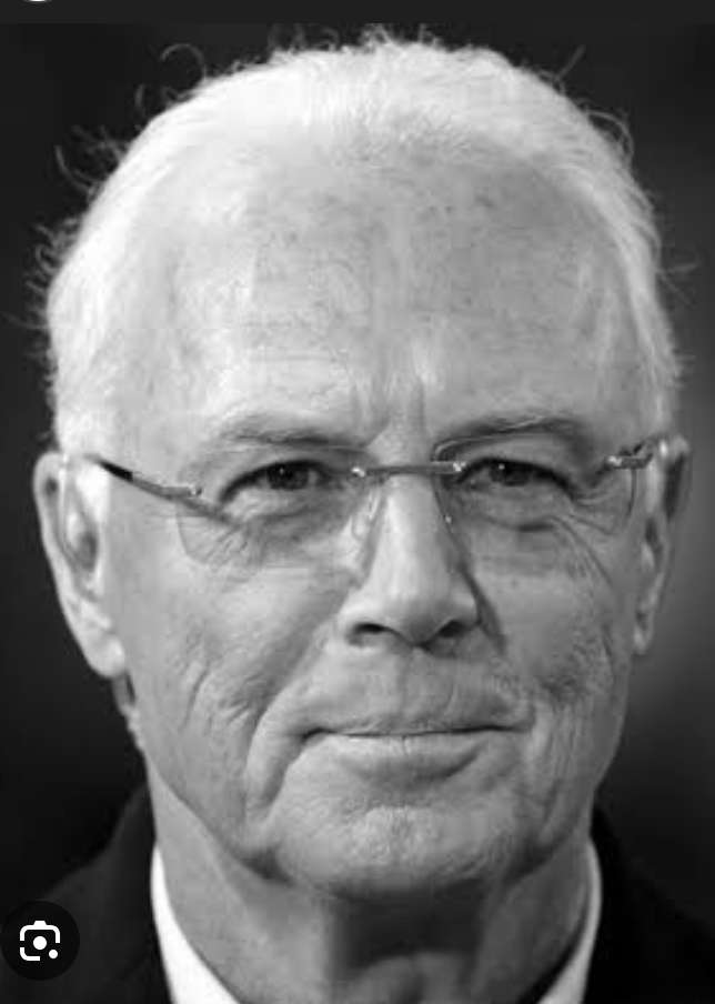 💥💣 SCHOCKWELLEN ÜBER MÜNCHEN! 💣💥 Das Fußballuniversum ist fassungslos! Franz Beckenbauer, die Legende von Bayern München – der Kaiser persönlich – steht plötzlich wieder im Rampenlicht und löst einen emotionalen Wirbelsturm unter Fans und Spielern aus. Ein Mann, der Geschichte mit seiner unvergleichlichen Coaching-Genialität schrieb, dessen bloße Präsenz Erschütterungen durch den Verein schickt. Gerüchte kursieren, Spekulationen lodern auf, und soziale Medien explodieren, während die Anhänger den Atem anhalten. Bedeutet dies ein historisches Comeback, ein geheimes Projekt oder eine beispiellose Wende für die Zukunft Bayerns? Die Stadt wartet elektrisiert, Herzen klopfen, während die Legende erneut die Bühne betritt!