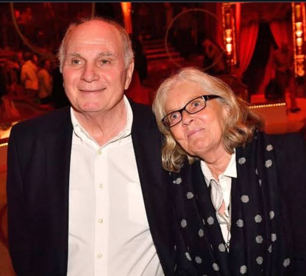 Der Ehrenpräsident und langjährige ehemalige Präsident des FC Bayern München, Uli Hoeneß, und seine geliebte Ehefrau Susanne Hoeneß feiern voller Freude 52 wundervolle Jahre Ehe – ein wahrer Beweis für Liebe, Hingabe und ein Leben voller gemeinsamer Erinnerungen.