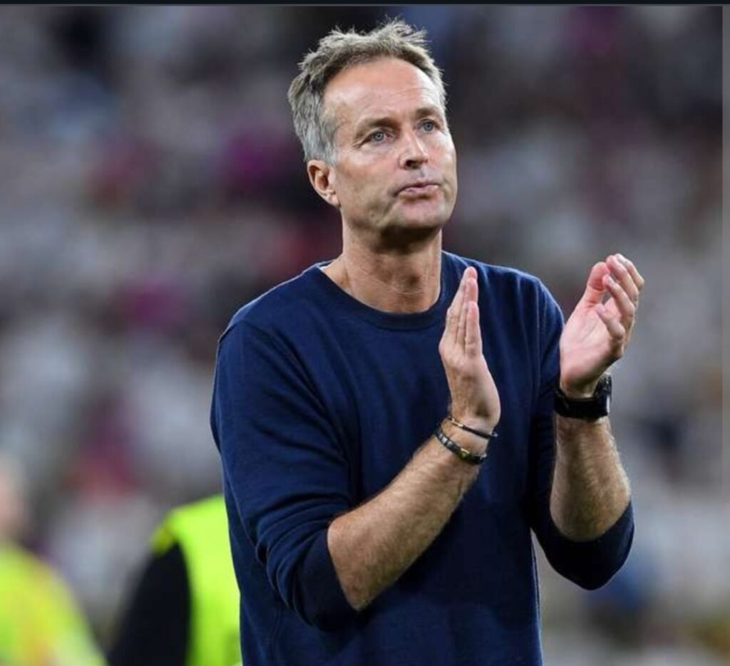 „Chaos bei Bayer Leverkusen: Fans fordern Kasper Hjulmands Rauswurf, während der Vereinsvorstand hektisch an einer Rückkehr von Xabi Alonso arbeitet“