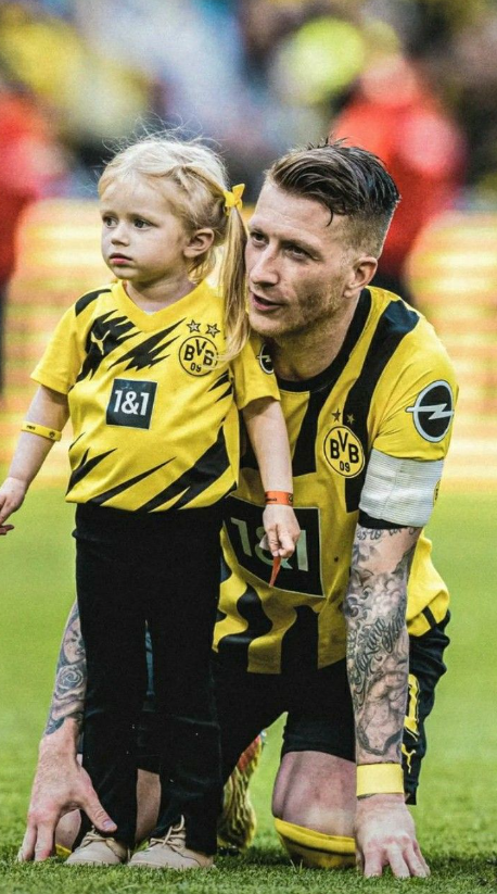 🚨 Schockierende Bombe 💔: Borussia-Dortmund-Legende Marco Reus 🇩🇪 hat erschütternde Nachrichten bekannt gegeben, die die Fußballwelt zutiefst getroffen haben. In einer stillen, aber schmerzvollen Mitteilung 😢 enthüllte Reus, dass seine geliebte Tochter aufgrund eines Tumors im Krankenhaus liegt 🏥. Mit zittriger Stimme sagte er: „Das ist mein Leben“, und rief alle BVB-Fans 🖤💛 dazu auf, für sie zu beten 🙏 und ihr Kraft sowie Heilung zu wünschen. Seine Stimme hallte voller Schmerz, Liebe und Angst wider 💔. Fans auf der ganzen Welt sind überwältigt von Emotionen 😭 und vereinen sich in Hoffnung, Gebeten und Unterstützung für Reus und seine Familie 🌍❤️.