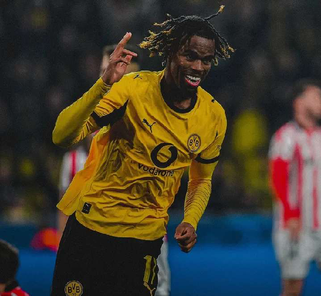 Borussia Dortmund feierte ihren ersten Sieg in der UEFA Champions League dieser Saison mit einem überzeugenden 4:1 gegen Athletic Club. Die Schwarz-Gelben legten von Beginn an aggressiv los und zeigten sowohl Offensivdrang als auch Ruhe und Spielkontrolle. Nachdem Athletic kurzzeitig gefährlich wurde, übernahm Dortmund brillant wieder das Kommando, dominierte die Partie und sicherte den Sieg stilvoll. Das Signal Iduna Park tobte, während BVB Energie, Präzision und Durchhaltevermögen demonstrierte und damit eine klare Botschaft an die europäischen Konkurrenten sendete.