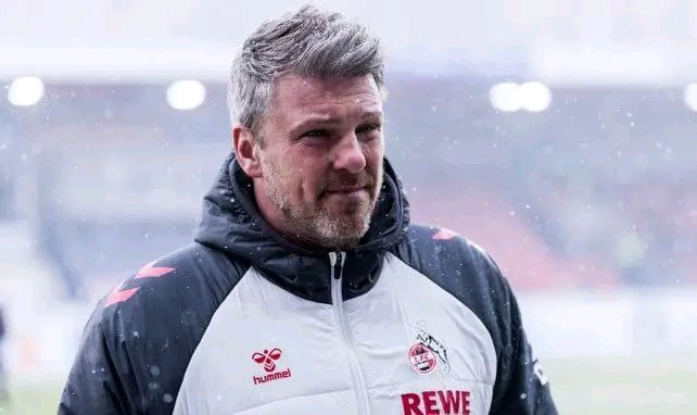 Kwasniok unter Druck: FC Köln beobachtet Trainerführung intensiv Beim 1. FC Köln wächst nach sieben sieglosen Spielen in Folge die Unruhe. Trainer Lukas Kwasniok steht dabei besonders im Fokus. Der umstrittene Kader-Rauswurf von Luca Waldschmidt sowie ein Anti-Kwasniok-Plakat der Ultras sorgten zuletzt für Schlagzeilen. Laut Sky ist Kwasniok innerhalb der Mannschaft nicht unumstritten, genießt aber weiterhin Rückhalt der Klubführung. Dennoch will die Führungsetage seinen Umgang mit dem Team, Personalentscheidungen und Führungsspielern künftig genauer beobachten. Die kommenden Spiele könnten richtungsweisend sein.