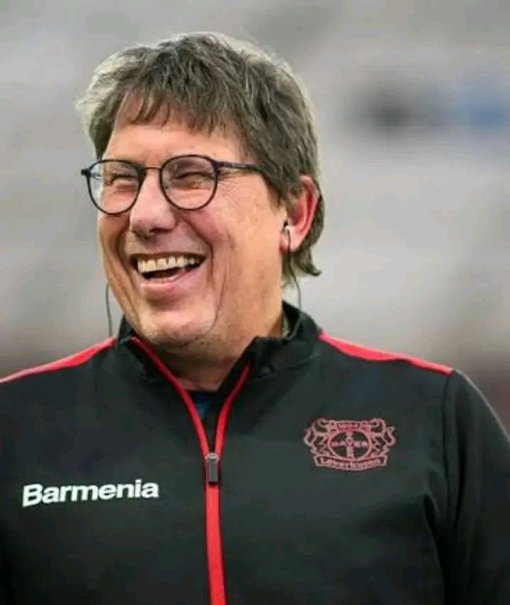 Erschütterung in Leverkusen! 💔 In dieser dramatischen Momentaufnahme kämpft Vereinsikone Rüdiger Vollborn im Krankenhaus um Kraft und Hoffnung. 🏥🕯️ Die Stadt hält inne, Fans stehen Schulter an Schulter, Kerzen flackern, Gebete steigen auf. 🙏🔴⚫ Bannern sprechen aus, was Worte kaum tragen: Mut, Dankbarkeit, Zusammenhalt. Der Mann, der Herz und Seele prägte, steht vor seinem größten Spiel. ⚽💪 Die Fußballfamilie rückt zusammen – heute zählt nur Menschlichkeit. ❤️🔥🖤