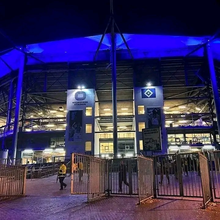 🔴 MATCH REPORTÉ ❌ 🇩🇪 La rencontre de Bundesliga entre le Bayer Leverkusen et Hambourg a été officiellement reportée en raison de graves préoccupations sécuritaires causées par des conditions météorologiques extrêmes. De fortes pluies, accompagnées d’orages et de rafales de vent, ont rendu le terrain impraticable et mis en danger joueurs, officiels et supporters. Les autorités ont donc privilégié la sécurité de tous. Une nouvelle date sera communiquée ultérieurement par la ligue.
