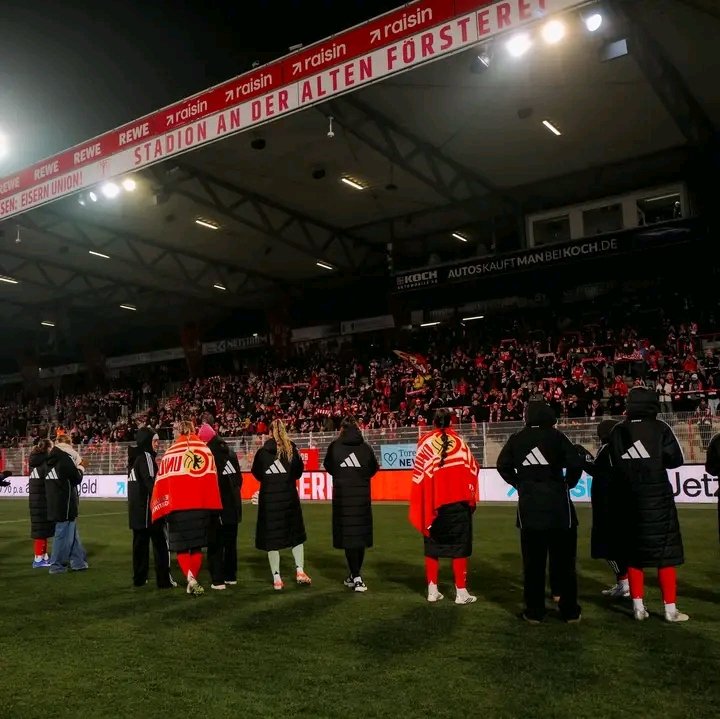 🔥❄️ ALTE FÖRSTEREI EXPLODIERT! ❄️🔥 Gestern Abend feierten 6.000 Fans das Frauenteam von Union gegen Leverkusen. Heute? Über 22.000 füllen die Ränge, wenn die Männer auf Dortmund treffen! ⚽🔥 Wenn die Flutlichter leuchten und die Kurven singen, hat die Kälte keine Chance. Gänsehaut. Gesänge. Reine Elektrizität. Das ist mehr als Fußball – das ist UNION-MAGIE. 🏟️❤️ Scheiß auf die Kälte … solche Nächte wärmen die Seele für immer! #FCUBVB #fcunion #alteförsterei 💥🙌