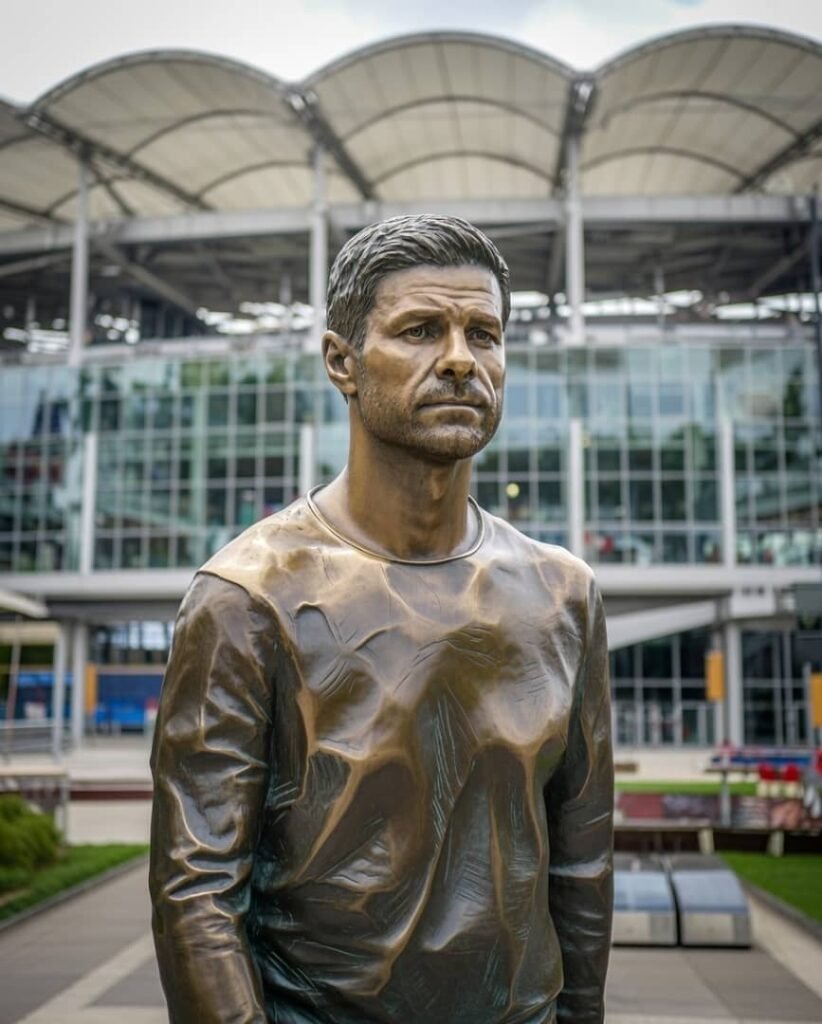 💥🏆 RESPEKT FÜR EINE LEGENDE! 🏆💥 Bayer 04 Leverkusen setzt ein historisches Zeichen und enthüllt eine mächtige Bronzestatue für Xabi Alonso 🟤✨. Ein Denkmal für taktische Brillanz, Führungsstärke und pure Fußball-Intelligenz 🧠⚽. Fans jubeln, Gänsehaut-Momente überall 😱🔥. Diese Ehrung feiert nicht nur Titel und Erfolge, sondern Identität, Stolz und emotionale Tiefe ❤️🖤. Alonso wird unsterblich im Herzen der Stadt verankert 🏟️🌆. Ein Symbol für Größe, Vision und ein Vermächtnis, das Generationen inspiriert – Leverkusen schreibt Geschichte, für immer.