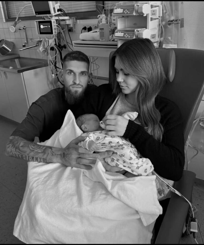 🚨❤️ MEHR ALS FUSSBALL IN LEVERKUSEN! Es geht nicht um Punkte, nicht um Tabellen – es geht um Menschlichkeit. Die stille Solidarität rund um Kapitän Robert Andrich berührt ganz Fußball-Deutschland. 🤍⚽ Verein, Mannschaft und Fans stehen geschlossen zusammen und senden ein starkes Zeichen für Zusammenhalt, Respekt und echte Werte. Leverkusen zeigt: Fußball ist Familie. 🔴⚫🔥 Die ganze Geschichte lesen ⬇️