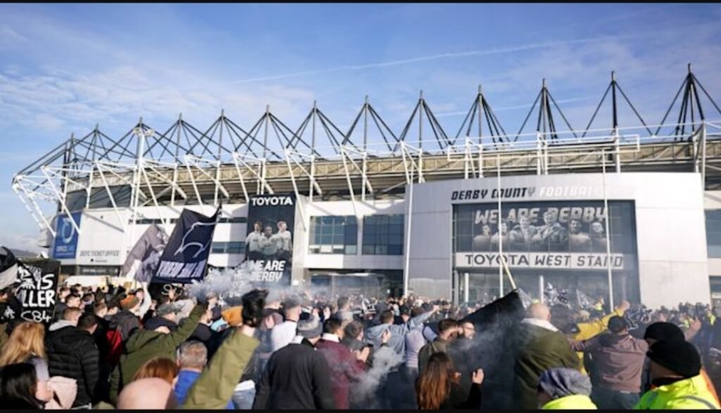 🚨😱 SCHOCK BEI BAYER 04 LEVERKUSEN! Ein unerwarteter Polizeieinsatz am Trainingszentrum hat den Klub erschüttert! Sirenen, Absperrungen, aufgeregte Gesichter – ein Spieler wurde vorübergehend festgenommen. Fans sind fassungslos, Fragen explodieren, Gerüchte kochen hoch 🔥. Der Verein bestätigt den Vorfall, bittet um Ruhe und verweist auf laufende Ermittlungen. Noch ist vieles unklar – doch dieser Morgen wird Leverkusen nicht so schnell vergessen. ⚫🔴👀