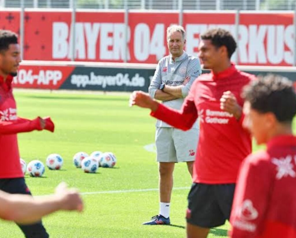 „Spannung bei Leverkusen: Heftiger Wortwechsel zwischen Trainer und Spielern im Training vor wichtigem Bundesliga-Spiel“