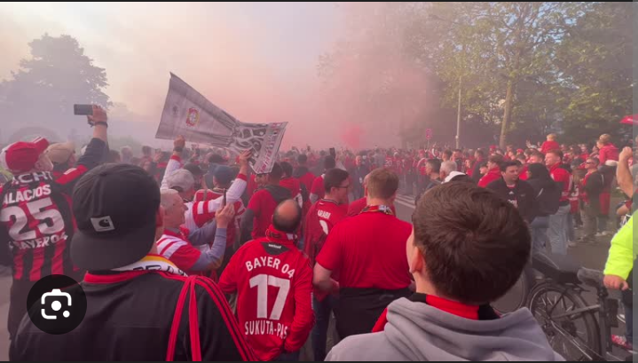💥 SCHOCKIERENDE NEUJAHRS-TRAGÖDIE BEI BAYERN LEVERKUSEN! 💥 Stille liegt über Leverkusen, nachdem ein unfassbarer Schlag Spieler, Trainer und die gefürchtete Rote Wand erschüttert 😢🏟️. Eine Stadt, die von Lärm lebt, steht plötzlich still, Kerzen ersetzen Gesänge 🕯️. Augenzeugen berichten von Chaos, Tränen und fassungsloser Bestürzung 💔. Von der BayArena bis zu Bildschirmen weltweit trauern Fans gemeinsam 🌍❤️. Einheit, Mitgefühl und Stärke zählen nun mehr als Ergebnisse ⚽🤝. Botschaften fluten die sozialen Medien, Rivalen halten inne, und der Fußball verneigt sich respektvoll – ein Beweis, dass Menschlichkeit an erster Stelle steht, heute, immer, überall, gemeinsam. Vereint.