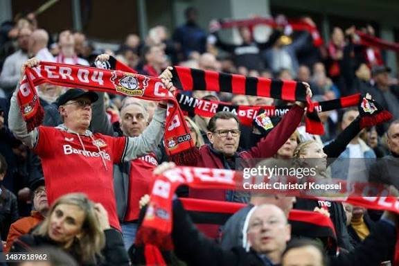 🚨🔥 WELTWEITE NR.-1-FANBASE – SCHOCKER! 🔥🚨 Bayer Leverkusen stürmt ganz nach oben 🏆⚽! Die IFFS kürt die Fans der Red Bulls zu den BESTEN der Welt 🌍❤️. Von Zweiflern zur Dominanz: Leidenschaft explodiert, Zusammenhalt regiert, Geschichte wird geschrieben 😱🔥. Die Fußballkultur erlebt ein echtes Erdbeben 💥🙌