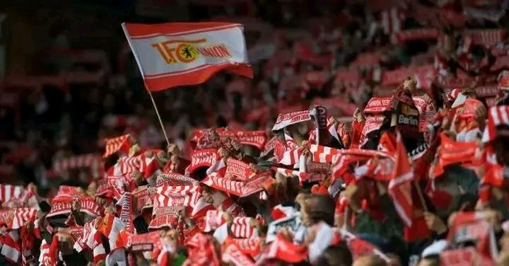 💥🌍 SENSATION AN DER ALTEN FÖRSTEREI! 🌍💥 Die IFFS krönt die Fans des 1. FC Union Berlin offiziell zu den „Besten der Welt“ – und die Fußballwelt steht Kopf! 🔥❤️ Von der legendären Blutspende-Aktion bis zu ohrenbetäubenden Chören – pure Leidenschaft, unerschütterliche Treue und echte Gemeinschaft machen Eisern einzigartig! 🏟️🤍 Diese Auszeichnung ist mehr als ein Titel – sie ist ein Denkmal für wahre Fan-Liebe! 🚨👏