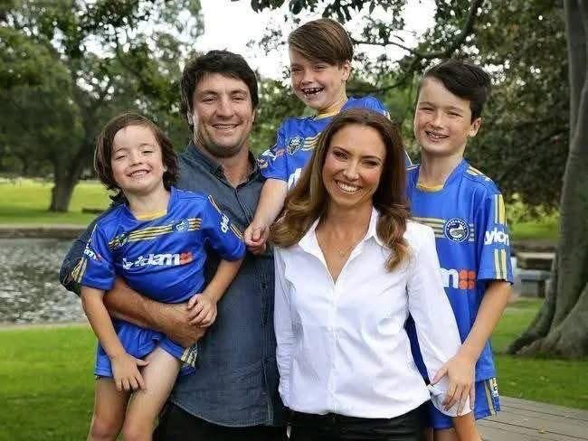 NRL-GEMEINSCHAFT STEHT GESCHLOSSEN HINTER NATHAN HINDMARSH UND SEINER PARTNERIN BONNIE SCOTT