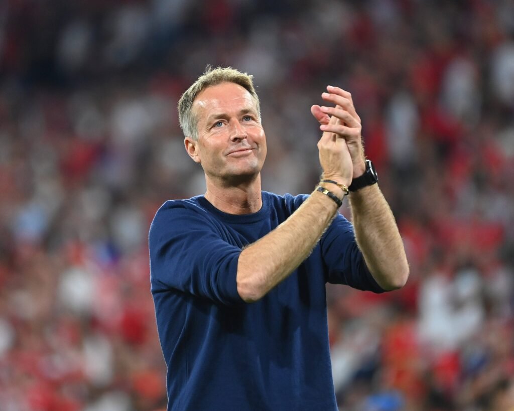 🚨💥 SCHOCKWELLEN erschüttern Bayern Leverkusen! Kasper Hjulmands plötzlicher Abgang lässt Fans fassungslos und Spieler verunsichert zurück. 😱 Der Vorstand steht massiv unter Beschuss, Gerüchte über geheime Konflikte, Verrat hinter den Kulissen und hastige Entscheidungen kursieren. 🟢⚪ Social Media explodiert, Experten geraten in Panik, und die Zukunft des Clubs hängt am seidenen Faden. Jeder Fan fragt sich: Wer hat hier wirklich das Sagen? Kann das Team dieses Chaos überstehen, oder droht der totale Zusammenbruch? ⚡🔥 Das ist Fußball-Aufruhr wie nie zuvor!