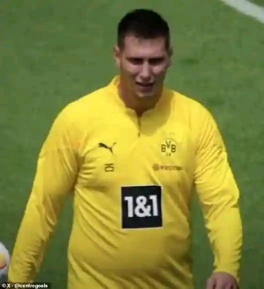 Schockwellen erschüttern Borussia Dortmund, nachdem Sportdirektor Lars Ricken bestätigt hat, dass die Nummer 25 den Verein im Sommer verlassen wird. Der Verteidiger, der 2022 vom Rivalen Bayern Munich kam, absolvierte 76 Einsätze und soll inklusive Boni über 60 Millionen Euro verdient haben. Der überraschende Abschied sorgt für große Unruhe unter den Fans und wirft Fragen über Dortmunds Zukunft, den Kaderumbau und einen möglicherweise turbulenten Transfersommer auf. 🚨⚫🟡