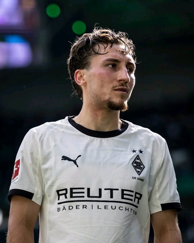 Der Mittelfeldspieler Rocco Reitz wird Borussia Mönchengladbach im kommenden Sommer verlassen. Der 23-Jährige hat sich Berichten zufolge bereits mit RB Leipzig auf einen Wechsel zur Saison 2026/27 geeinigt.