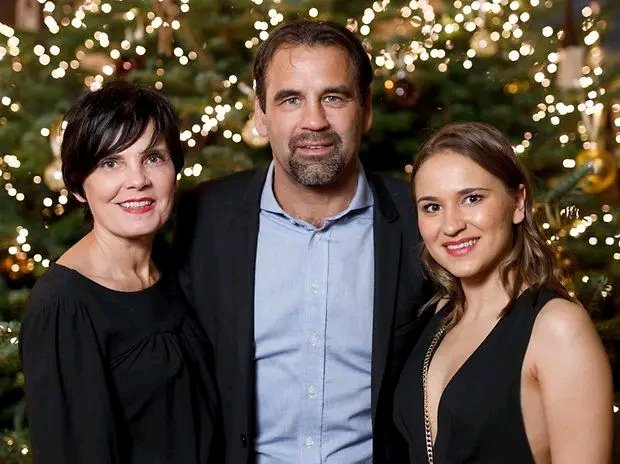 SHOCKEN BOMBSHELL 🚨😱 Ganz Leverkusen steht still! Vereinsikone Ulf Kirsten kämpft mit einem emotionalen familiären Notfall – und die Fußballwelt ist erschüttert. 💔 Der frühere Torjäger von Bayer 04 Leverkusen wurde umgehend freigestellt, der Klub sichert ihm absolute Unterstützung zu. 🤝 Fans senden tausende Genesungs- und Kraftbotschaften. 📱🔥 Hinter dem Stadion brennen symbolisch Kerzen. 🕯️ In diesem dramatischen Moment rückt alles in den Hintergrund – denn jetzt zählt nur Familie, Zusammenhalt und Hoffnung. ❤️🙏