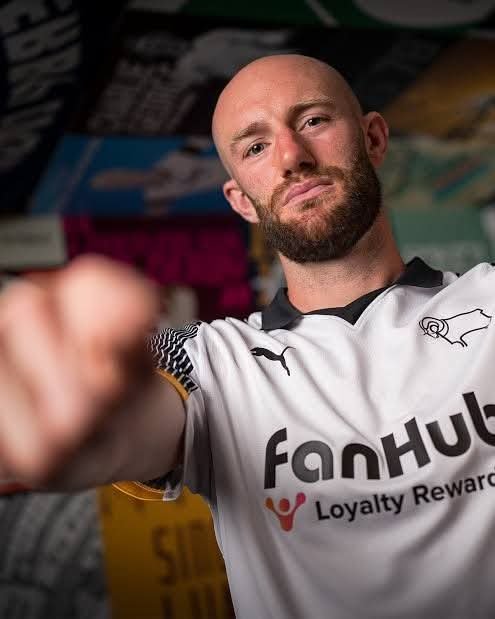 “⚡ Shock in Derby! Defender Matt Clarke reportedly hospitalized with a serious illness 😱 Fans gather with candles & banners ‘Fuerza Matt’ ⚪⚫ Teammates vow to fight for him on the… see full details