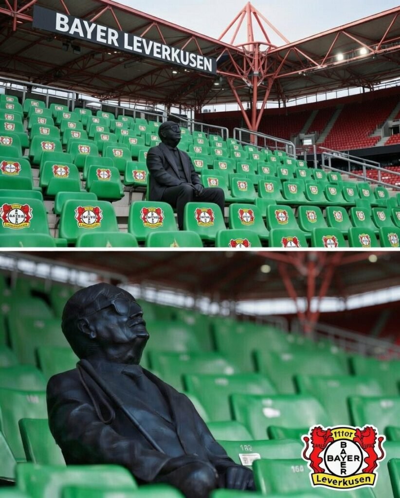 In der legendären BayArena, der Heimat von Bayer 04 Leverkusen, erzählt eine stille Gestalt auf der Tribüne eine Geschichte voller Emotionen, die einschlägt wie ein Donnerschlag 😢🖤 Eine Statue eines treuen Fans bewacht nun seinen lebenslangen Stammplatz. Blindheit nahm ihm das Augenlicht, aber nie seine Leidenschaft ⚽🔥 Geführt von der Stimme seines Sohnes spürte er jeden Pass, jeden Jubel, jedes Tor. Heute hält Bronze seinen Platz – und sein Geist donnert lauter als die Menge 💔🏟️ Wahre Legenden spielen nicht nur… sie glauben für immer.