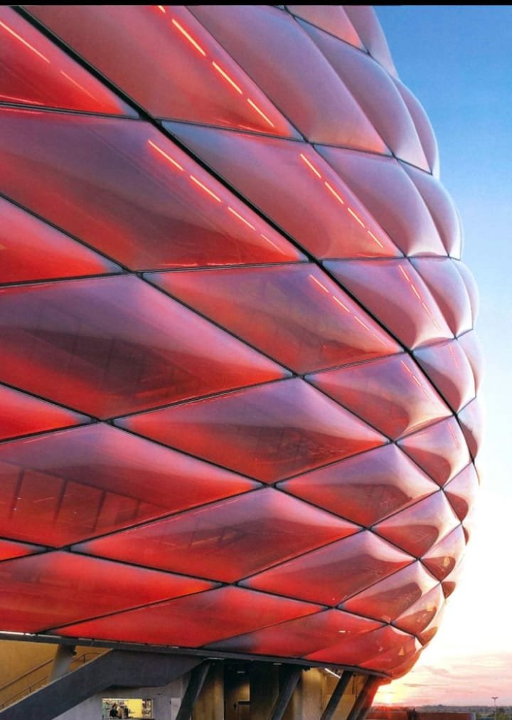 Bayer 04 Leverkusen plant eine umfassende Modernisierung der BayArena und investiert rund 770 Millionen Dollar in ein zukunftsweisendes Infrastrukturprojekt. Ziel sind eine höhere Kapazität, verbesserte Akustik, modernste Stadiontechnologie sowie nachhaltige Energielösungen. Bis 2028 soll eine hochmoderne Arena entstehen, die neue Maßstäbe im europäischen Fußball setzt und die Attraktivität des Standorts Leverkusen weiter stärkt