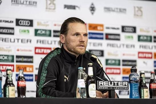 🚨 BREAKING: Schock in Mönchengladbach! Wütende Fans sollen nach enttäuschender Leistung die Familie von Trainer Eugen Polanski ins Visier genommen haben – Verein veröffentlicht dringende Stellungnahme Die Spannungen eskalieren in Gladbach: Nach der schwachen Teamleistung sollen verärgerte Anhänger die Familie von Eugen Polanski angegangen sein. Der Verein reagiert umgehend, verurteilt den Vorfall scharf und ruft zur Besonnenheit auf, während die Kontroverse Borussia Mönchengladbach erschüttert.