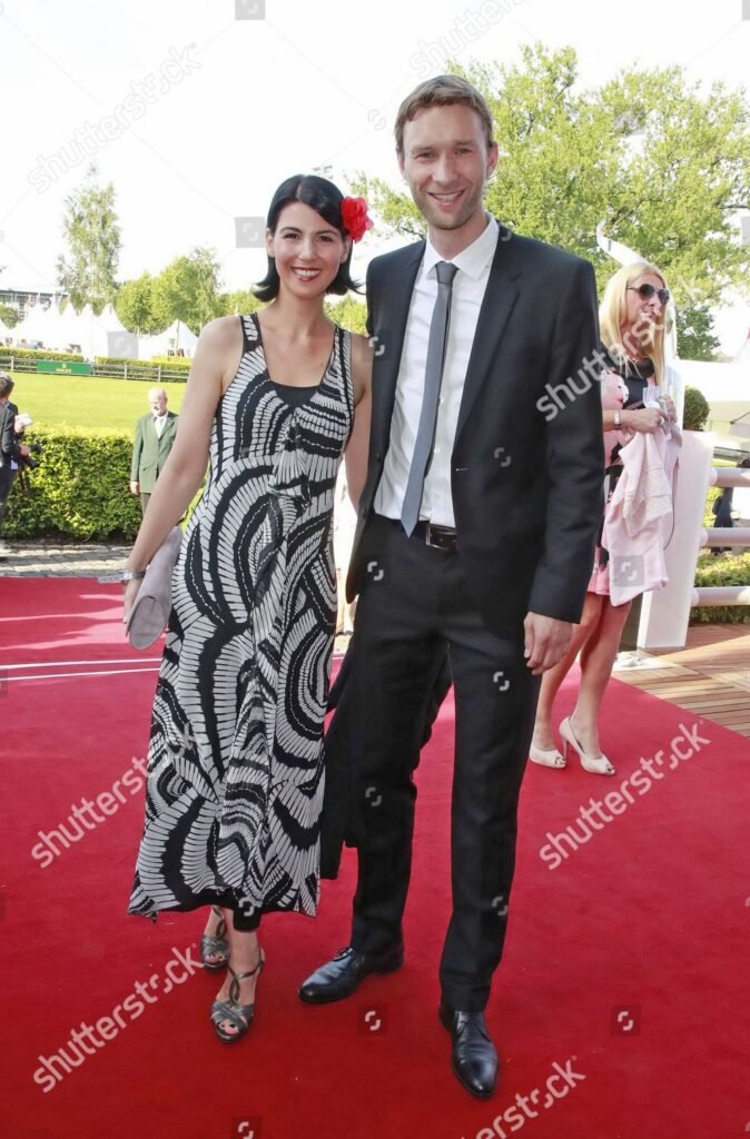 LEVERKUSEN — In einem eindrucksvollen Zeichen der Geschlossenheit hat sich die Gemeinschaft von Bayer 04