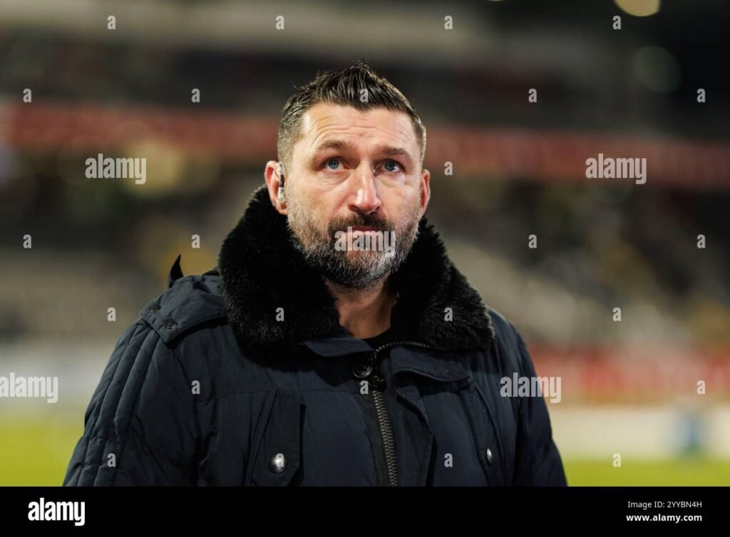 🚨 SCHOCKNACHRICHT: Torsten Mattuschka hat Krebs! 💔** Die Fußballwelt gefriert. „Tusche“, die unsterbliche Union-Legende, der Herzschlag der Alten Försterei, kämpft jetzt gegen den brutalsten Gegner seines Lebens: Krebs. Tränen, Fassungslosigkeit, gebrochene Herzen. Der Mann, der nie aufgab, der Aufstiege blutete und Derbys gewann, braucht jetzt UNSERE Kraft. Bleib stark, Tusche – ganz Union, ganz Deutschland steht eisern hinter dir! 💪❤️🩹 #MattuschkaKämpft (50 Wörter – roher Schock, pure Emotion.)