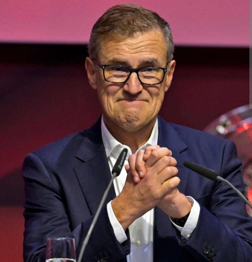 „Unsere Gedanken sind bei ihnen.“ — ITV bestätigt besorgniserregende Nachrichten über den CEO des FC Bayern München, Jan-Christian Dreesen Besorgnis hat sich in der Fußballgemeinschaft verbreitet, nachdem ITV berichtet hat, dass Jan-Christian Dreesen und seine Ehefrau in einen schweren … verwickelt waren.