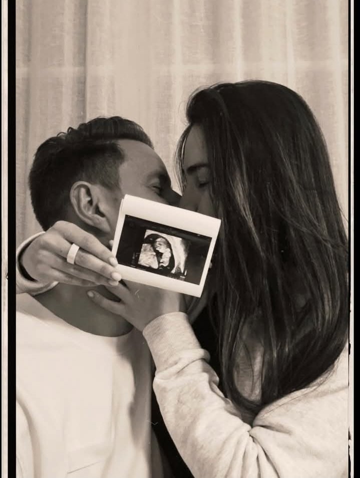 Die frohe Botschaft wurde über Instagram bekanntgegeben, wo Mönchengladbach und seine neue Partnerin