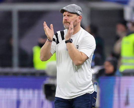 Eine Welle der Euphorie rollt durch Berlin-Köpenick – und diesmal geht es um weit mehr als nur Gerüchte. Hinter den Kulissen deutet alles auf einen spektakulären Transfer hin, der das Potenzial hat, den gesamten Verein auf ein neues Level zu heben.