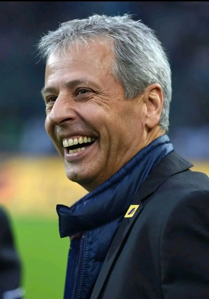 🚨 SCHOCKWELLE IN GLADBACH! 💔🔥 Ganz Borussia Mönchengladbach steht still – Fans versammeln sich mit Kerzen und Gebeten für Lucien Favre! 😢🖤🤍💚 Der Taktik-Meister, der den Verein geprägt hat, kämpft aktuell abseits des Platzes. Emotionen kochen hoch, Tränen fließen, doch der Zusammenhalt ist stärker denn je. Eine Stadt vereint, ein Verein voller Hoffnung: Bleib stark, Coach – Gladbach steht hinter dir! 🙏