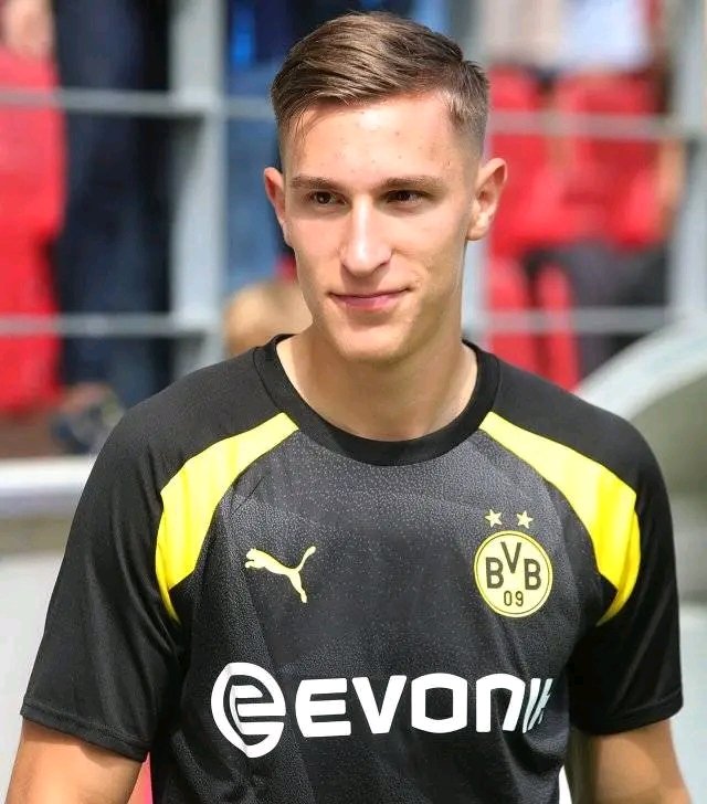 🚨 SCHOCKIERENDE BOMBSHELL IN DORTMUND! 🚨 Nico Schlotterbeck steht kurz vor einem unglaublichen 14-Millionen-Euro-Megadeal, der Borussia Dortmund bis ins Mark erschüttern könnte! 💣⚽ Mit einer gewaltigen 60-Millionen-Euro-Ausstiegsklausel ab 2027 sind die Fans fassungslos, während Rivalen bereits aufmerksam werden. Ist das Loyalität – oder eine tickende Transfer-Zeitbombe? 💛 Insider sprechen von enormen Erwartungen, gewaltigem Druck und einem richtungsweisenden Risiko. Eines ist sicher: Dortmunds Abwehrchef sorgt weltweit für Schlagzeilen!