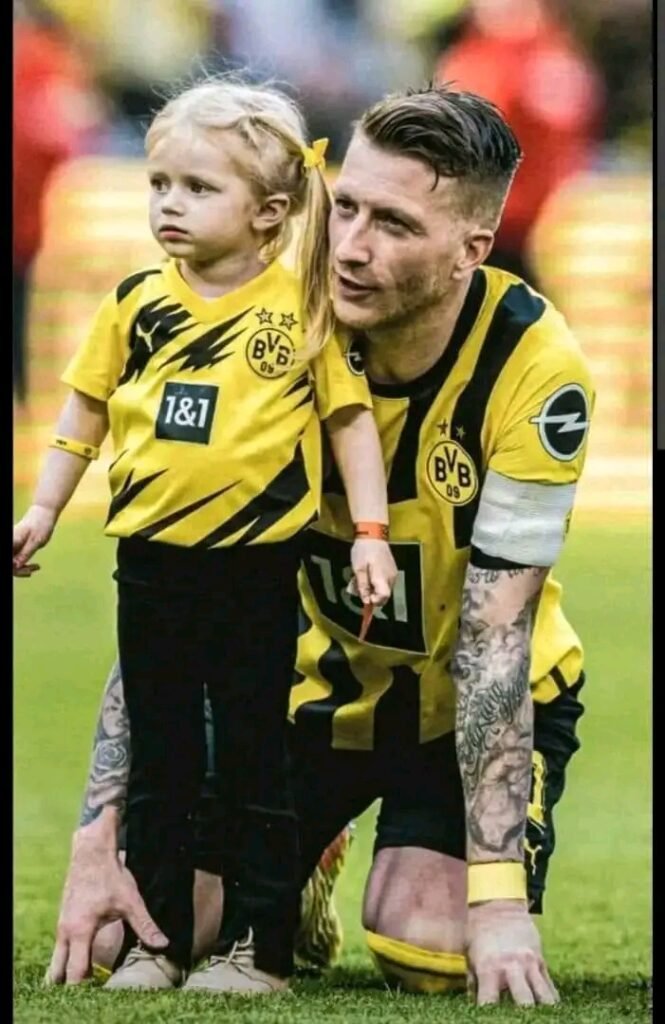 💛🖤🔥 BOMBSHELL ALERT: DIE GESAMTE Borussia Dortmund-COMMUNITY STEHT HINTER MARCO REUS! 🚨 Nach bewegenden Nachrichten über seine Tochter zeigen Fans, Teamkollegen und das gesamte Umfeld beispiellose Solidarität. Stadion, Social Media und Trainingslager explodieren vor Unterstützung und Mitgefühl. Reus spürt die geballte Kraft seiner Gemeinschaft, die beweist: Bei Borussia Dortmund ist niemand allein – Herz, Leidenschaft und Zusammenhalt stehen immer an erster Stelle!