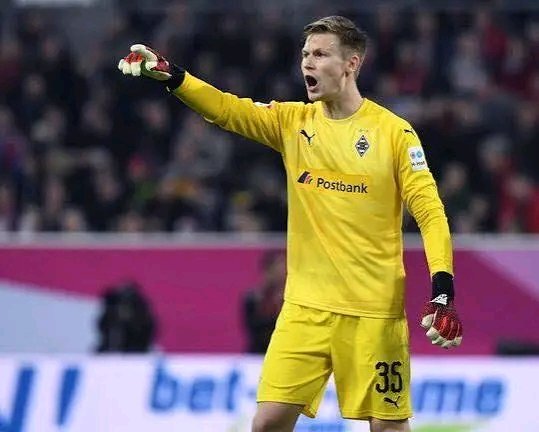 🚨 EILMELDUNG: Moritz Nicolas im emotionalen Ausnahmezustand! 🚨 Schock bei Borussia Mönchengladbach: Torhüter Moritz Nicolas kämpft aktuell mit einem schweren familiären Notfall, der das gesamte Team erschüttert. Der Verein reagierte sofort, stellte ihn frei und sicherte volle Unterstützung zu. Fans zeigen weltweit Mitgefühl und senden kraftvolle Botschaften. Hinter den Kulissen herrscht große Sorge – Fußball rückt plötzlich in den Hintergrund. Die Situation bleibt angespannt, während alle auf positive Nachrichten hoffen. 💔