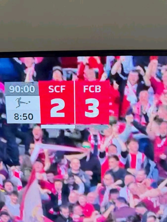 Fußballweisheit des Tages sorgt für hitzige Diskussionen: „Das Spiel geht so lange, bis die Bayern führen!“ – ein ironischer Seitenhieb, der nach einem dramatischen Spielverlauf neue Brisanz erhält, denn trotz offiziell angezeigter acht Minuten Nachspielzeit fühlte es sich für viele Fans an, als wäre heimlich eine Null hinzugefügt worden, wodurch die Partie scheinbar endlos verlängert wurde, bis das entscheidende Tor fiel und erneut Fragen über Fairness, Schiedsrichterentscheidungen und die gefühlte Machtverhältnisse im Fußball aufwarf