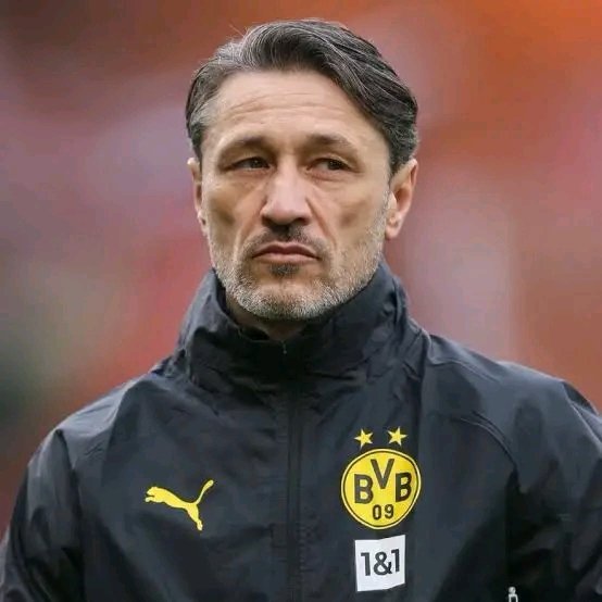 💔 Tiefe Stille im Borussia Dortmund! Der Signal Iduna Park versinkt in Trauer, keine Gesänge, kein Jubel – nur Schmerz und Fassungslosigkeit. Fans stehen schweigend, Kerzen flackern, während Erinnerungen und Emotionen den Moment prägen. Die gesamte Stadt Dortmund hält inne, vereint in Anteilnahme und Respekt. Spieler und Anhänger teilen denselben schweren Augenblick. In dieser Dunkelheit bleibt vor allem eines sichtbar: Zusammenhalt, Liebe zum Verein und die Kraft einer unerschütterlichen Gemeinschaft.