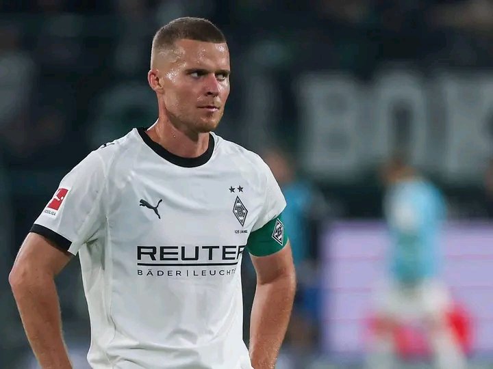 💥 **„ES IST VORBEI“ – BOMBSHELL IN MÖNCHENGLADBACH!** 💥 Nico Elvedi hat völlig überraschend seinen Vertrag bei Borussia Mönchengladbach aufgelöst! Der Schweizer Abwehrchef und jahrelange Fels in der Fohlen-Defensive verlässt den Verein sofort – und das ausgerechnet mitten in der entscheidenden Saisonphase! Berichten zufolge soll der 29-Jährige den Club wegen massiver interner Konflikte mit der sportlichen Leitung und unüberbrückbarer Differenzen über seine Zukunft verlassen haben. Die Fohlen verlieren ihren erfahrensten Verteidiger zum denkbar schlechtesten Zeitpunkt. Schock, Chaos und pure Fassungslosigkeit in Gladbach! 😱